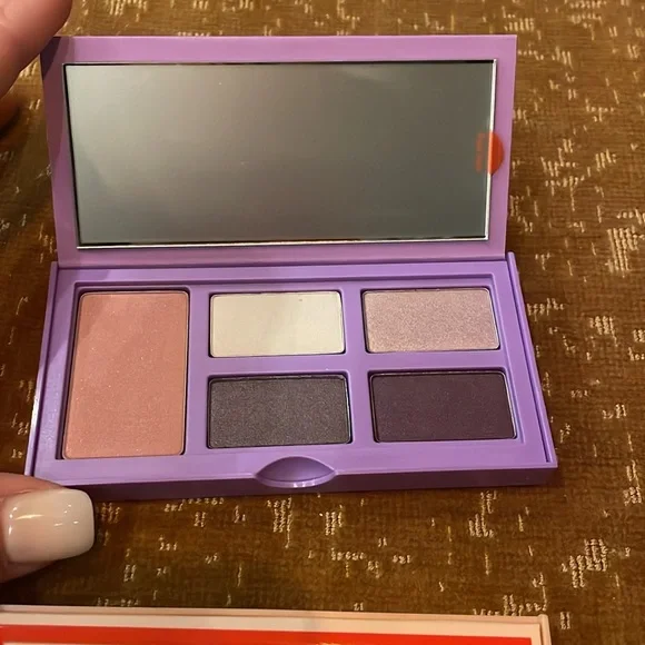 Clinique limited edition eye and cheek palette trio - Picture 2 of 4